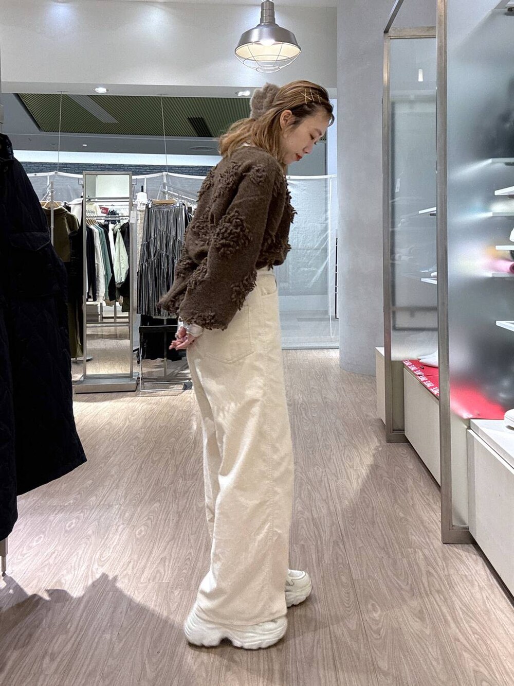 「女子ウケ、個性派、差し色コーデ、ママコーデ、秋コーデ、ローリーズスタイル_LOWRYS FARM、カジュアル、秋冬新作、公認インフルエンサー_LOWRYS FARM、大人女子カジュアル_LOWRYS FARM、メガネ、LOWRYS FARM、着痩せ・細見え、冬コーデ」｜「LOWRYS FARMのリブメロータートル　250173（Tシャツ/カットソー、ホワイト系）」を使った、milkさん（レディース・160cm）の冬コーディネートの3枚目の写真