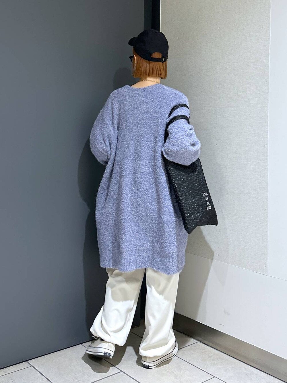 ブラック系のトートバッグ、パープル系のTシャツ/カットソー、パープル系のチュニックを着用したレディースの秋コーディネートの5枚目の写真