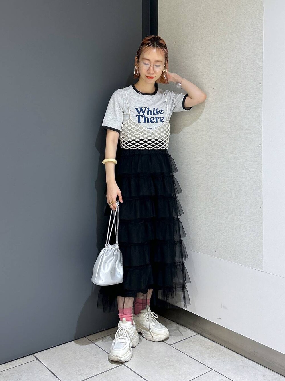 「ママコーデ、女子ウケ、個性派、差し色コーデ、春コーデ、ローリーズスタイル_LOWRYS FARM、公認インフルエンサー_LOWRYS FARM、大人女子カジュアル_LOWRYS FARM、カジュアル、メガネ、LOWRYS FARM、着痩せ・細見え、スカート、Tシャツ」｜「LOWRYS FARMのロゴプリントサーマルソックス　103904（シューズ小物/雑貨、ピンク系）」を使った、milkさん（レディース・160cm）の春コーディネートの7枚目の写真