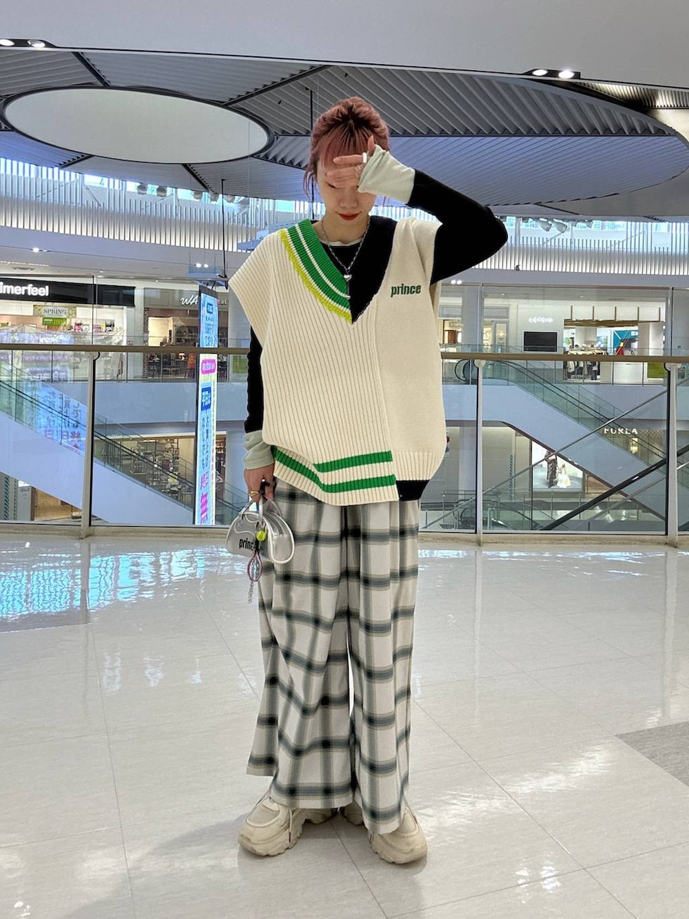 グレー系のTシャツ/カットソー、ホワイト系のサロペット/オーバーオール、ホワイト系のニット/セーターを着用したレディースの冬コーディネートの6枚目の写真