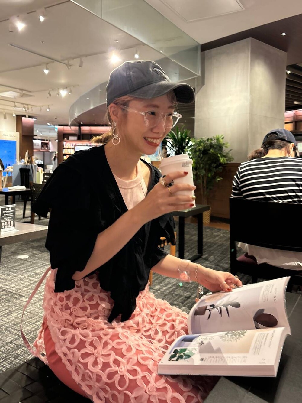 ブラック系のトートバッグ、ブラック系のシャツ/ブラウス、ブラック系のキャップを着用したレディースの夏コーディネートの8枚目の写真
