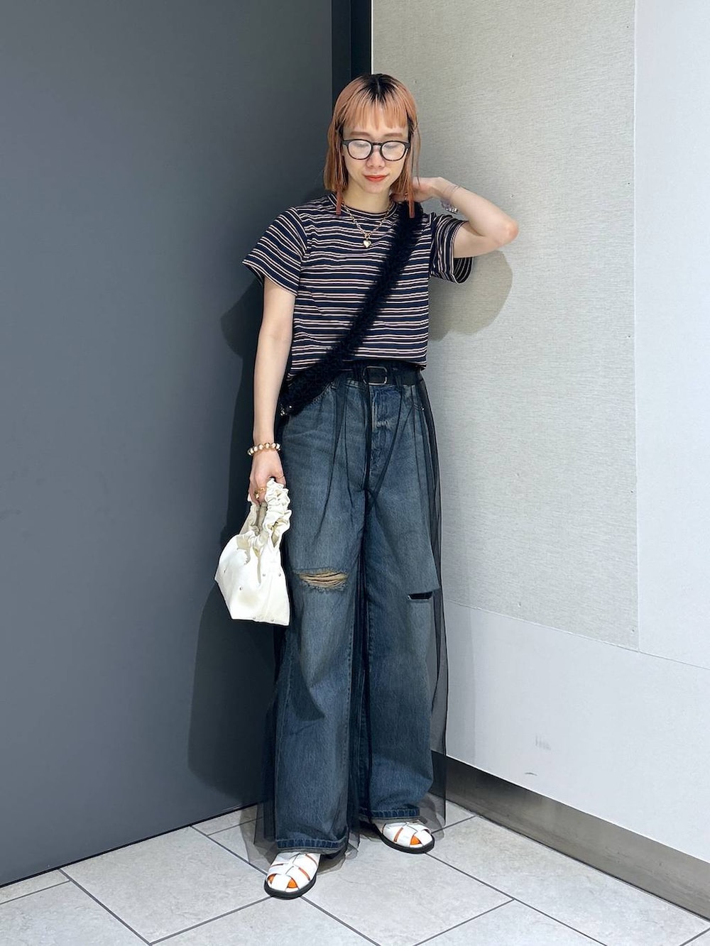 「女子ウケ、個性派、差し色コーデ、ママコーデ、春コーデ、ローリーズスタイル_LOWRYS FARM、公認インフルエンサー_LOWRYS FARM、大人女子カジュアル_LOWRYS FARM、カジュアル、メガネ、LOWRYS FARM、着痩せ・細見え、デニムパンツ、Tシャツ、ボーダー」｜「LOWRYS FARMの２ＷＡＹスタッズＢＡＧ　100164（ハンドバッグ、ベージュ系）」を使った、milkさん（レディース・160cm）の春コーディネートの2枚目の写真