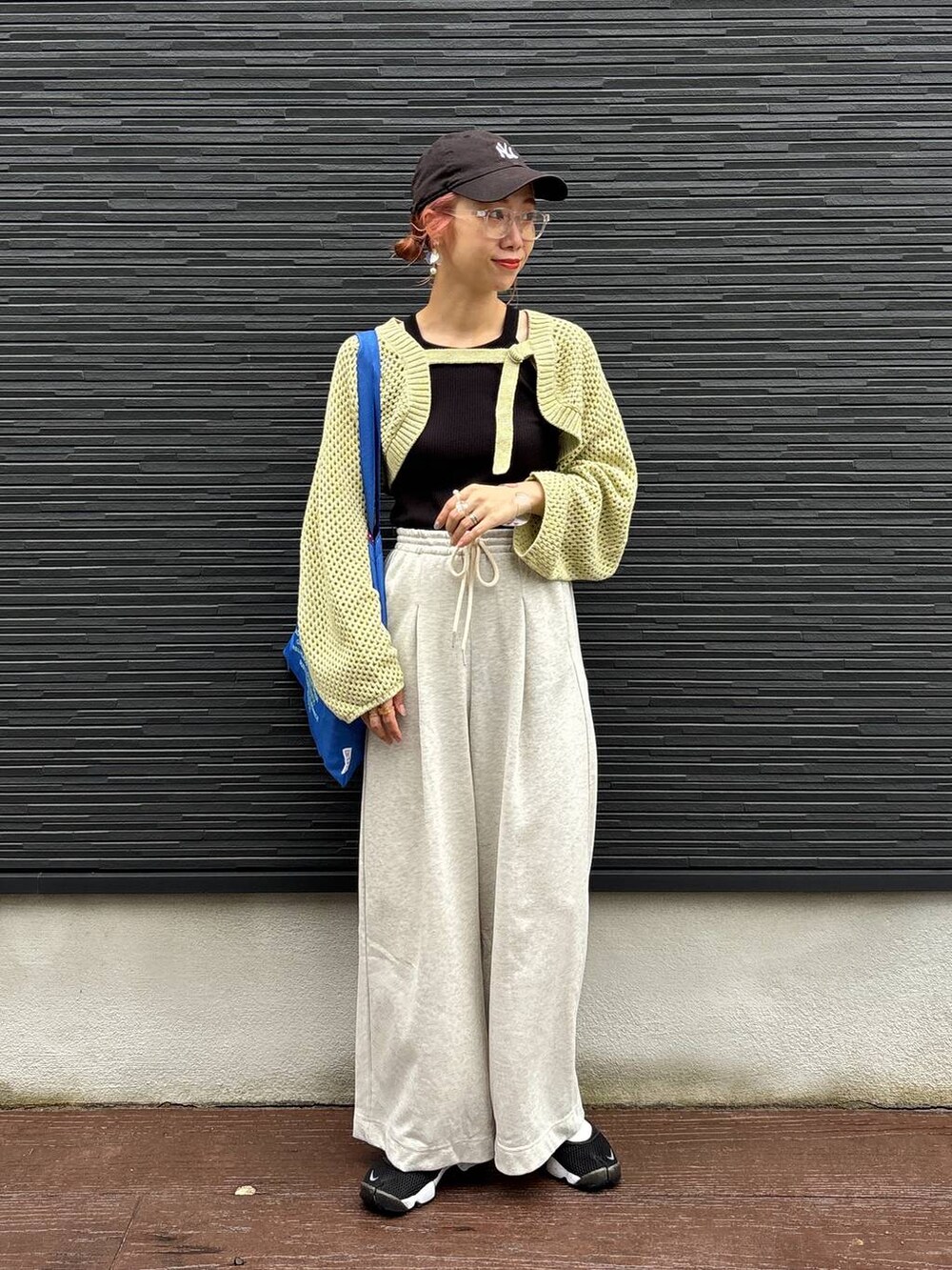 「着痩せ・細見え、スウェット、スウェットパンツ、キャップ、女子ウケ、個性派、差し色コーデ、ママコーデ、春コーデ、ローリーズスタイル_LOWRYS FARM、公認インフルエンサー_LOWRYS FARM、大人女子カジュアル_LOWRYS FARM、カジュアル、メガネ、LOWRYS FARM」｜「LOWRYS FARMのスウェットワイドパンツ　127528（スウェットパンツ、グレー系）」を使った、milkさん（レディース・160cm）の夏コーディネートの3枚目の写真