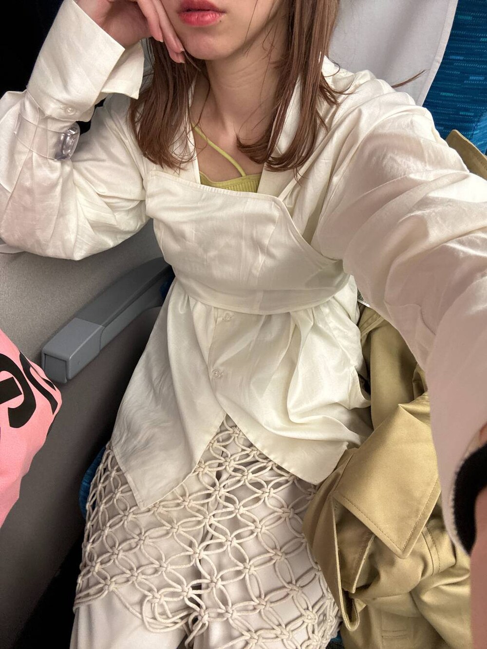「女子ウケ、個性派、差し色コーデ、ママコーデ、ローリーズスタイル_LOWRYS FARM、公認インフルエンサー_LOWRYS FARM、大人女子カジュアル_LOWRYS FARM、カジュアル、メガネ、LOWRYS FARM、着痩せ・細見え、春コーデ、春アウター、トレンチコート、シャツ」｜「LOWRYS FARMのマクラメラップベルト　284590（ベルト、ベージュ系）」を使った、milkさん（レディース・160cm）の冬コーディネートの5枚目の写真