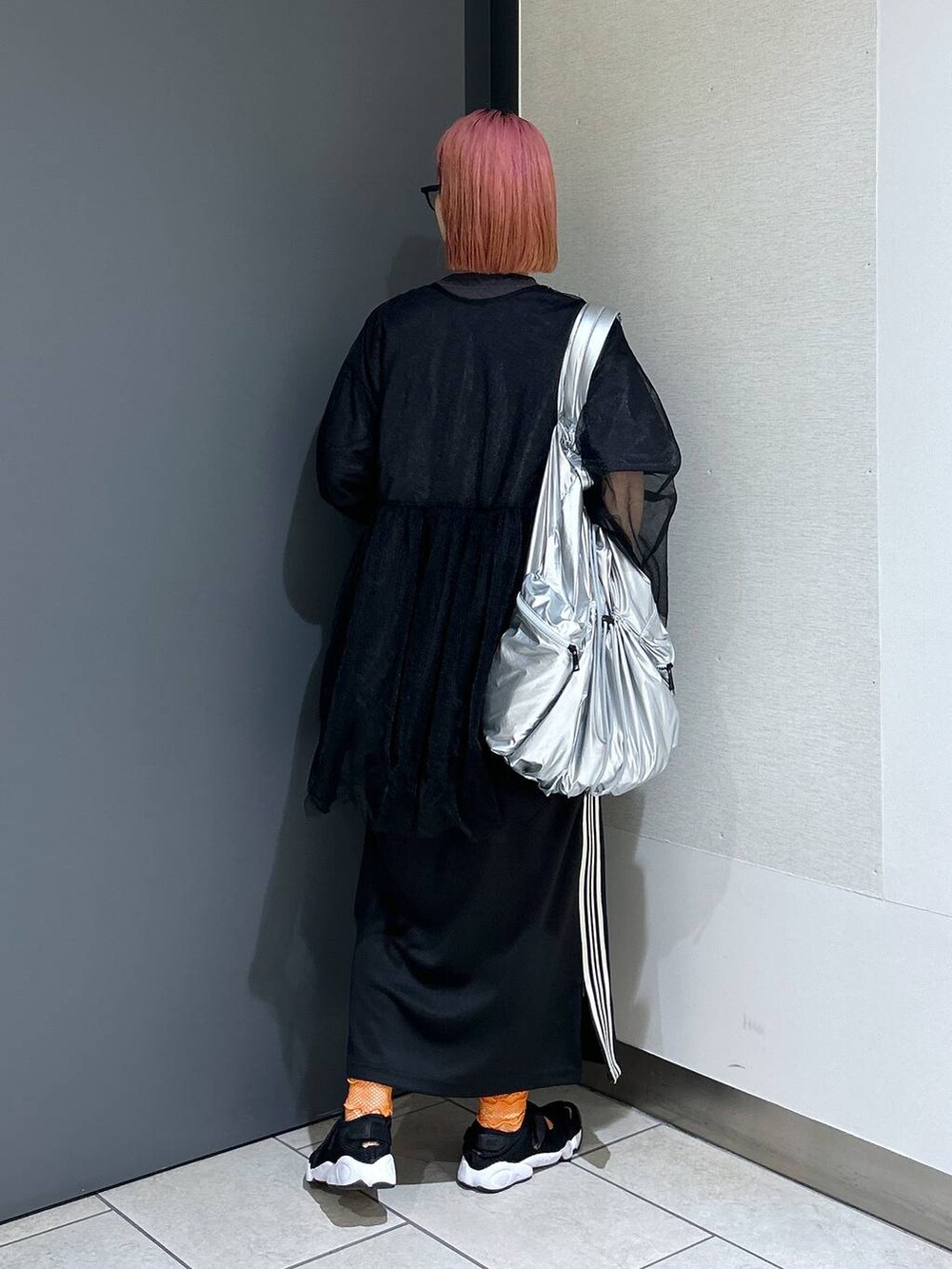 グレー系のTシャツ/カットソー、ブラック系のシャツ/ブラウス、ブラック系のスカートを着用したレディースの春コーディネートの4枚目の写真