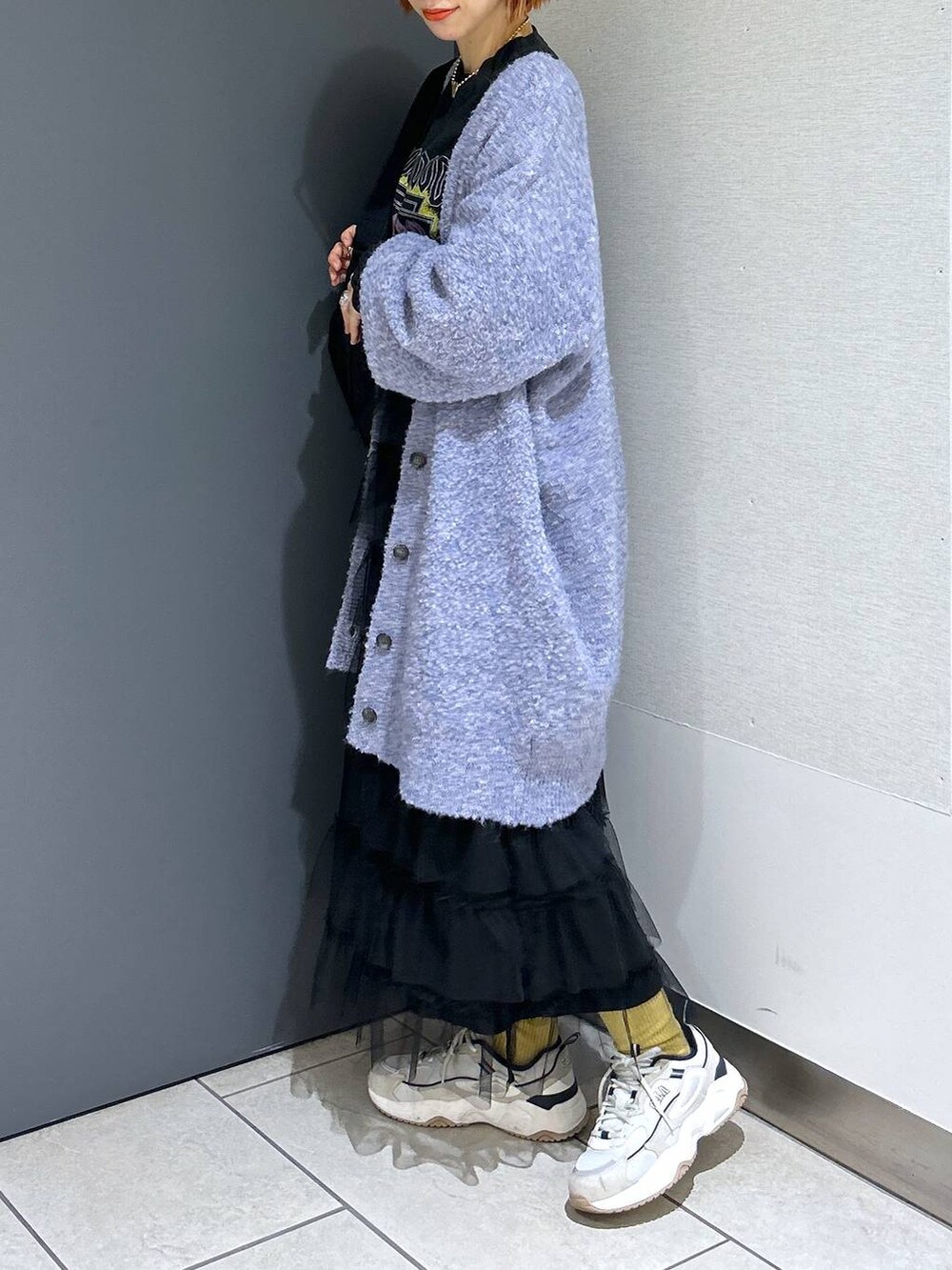 ブラック系のショルダーバッグ、パープル系のチュニック、グレー系のTシャツ/カットソーを着用したレディースの秋コーディネートの5枚目の写真