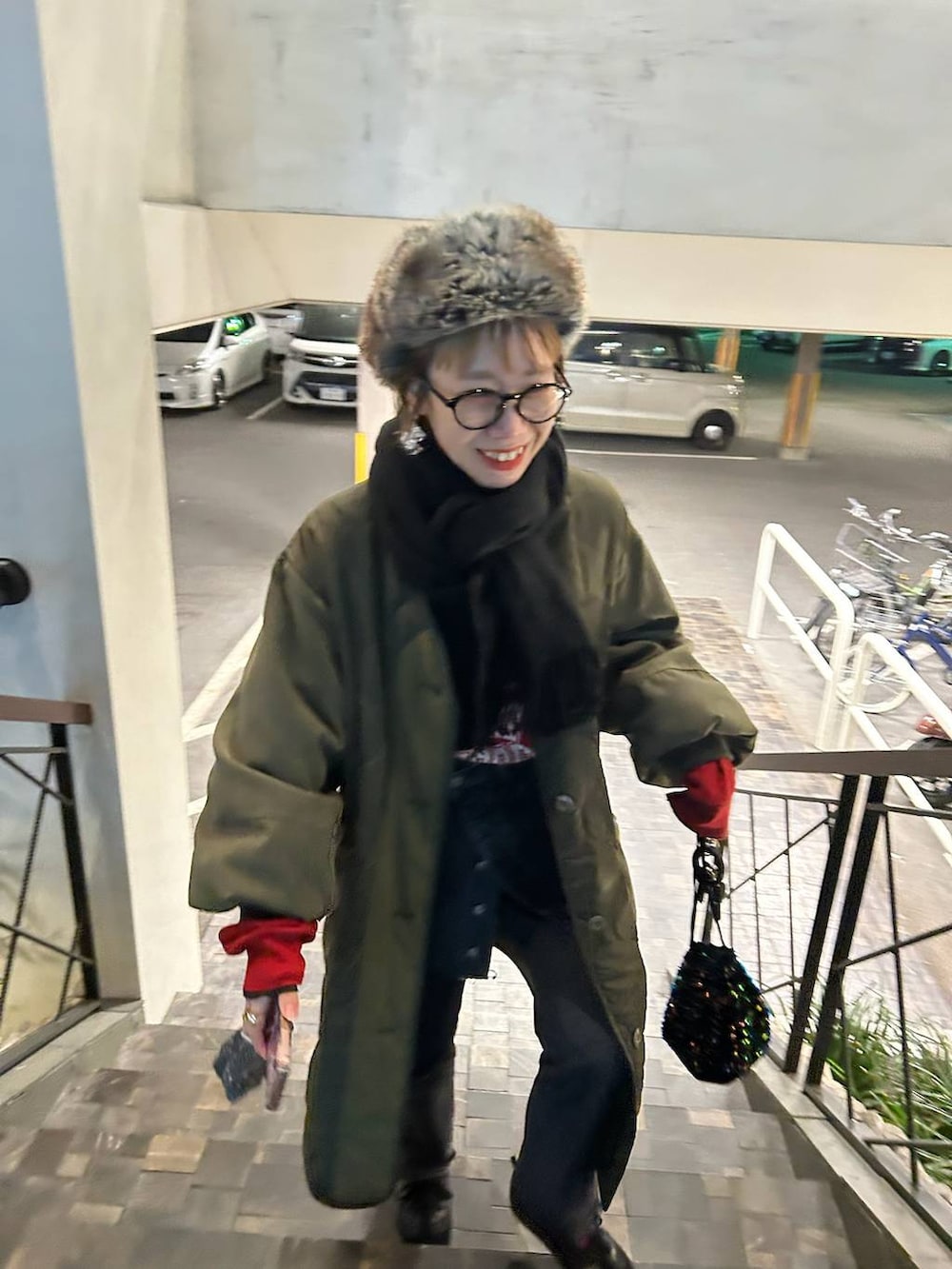 ブラック系のデニムパンツ、ブラック系のデニムスカート、その他のTシャツ/カットソーを着用したレディースの冬コーディネートの8枚目の写真