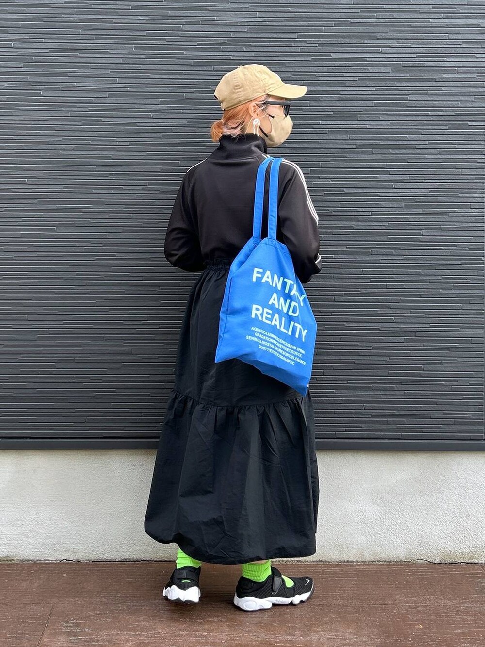 ブラック系のワンピース、ホワイト系のピアス(両耳用)を着用したレディースの春コーディネートの4枚目の写真