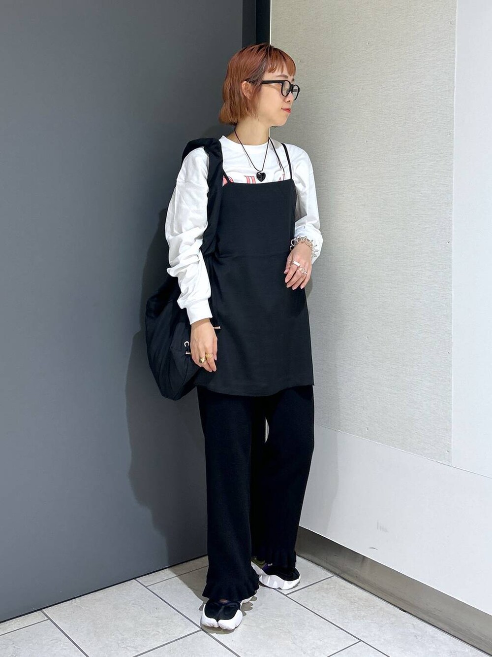 ブラック系のショルダーバッグ、ブラック系のその他パンツ、ブラック系のキャミソールを着用したレディースの夏コーディネートの8枚目の写真