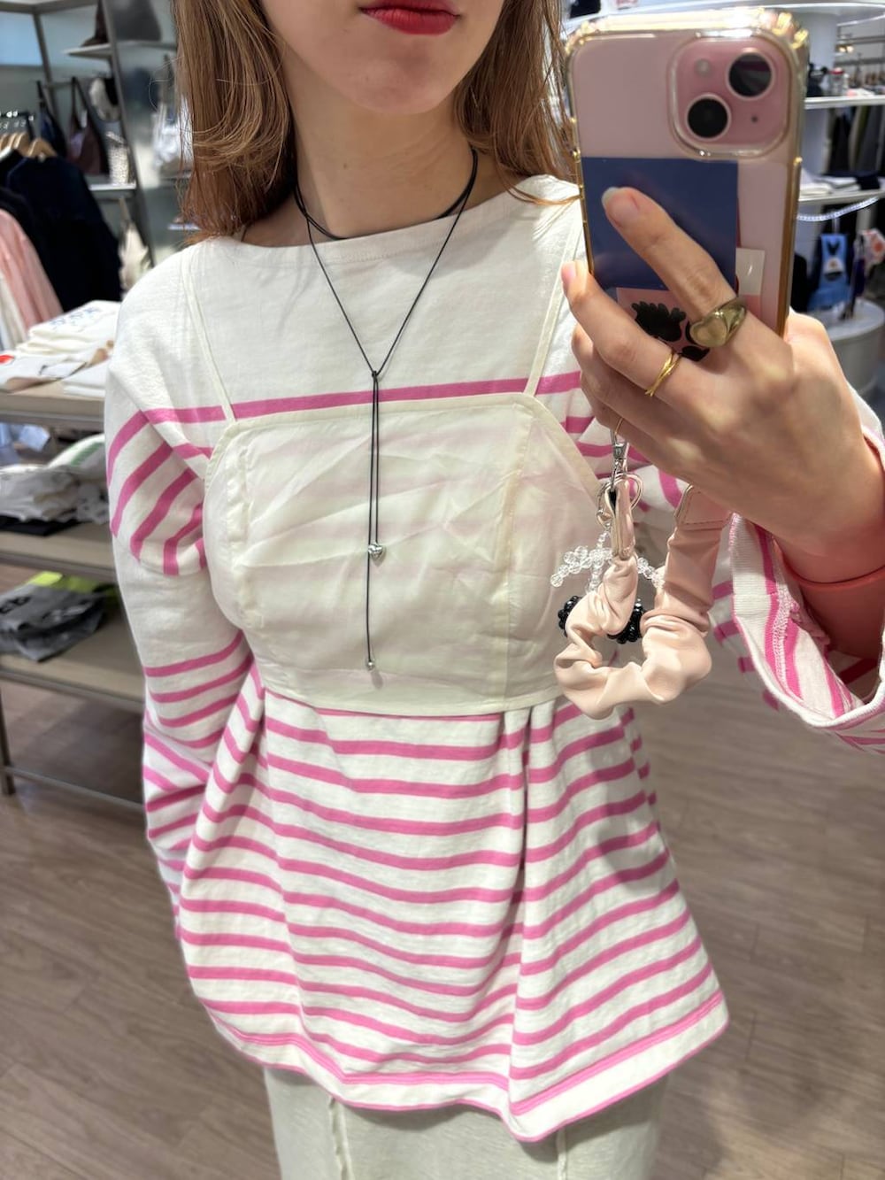 「差し色コーデ、大人女子カジュアル_LOWRYS FARM、カジュアル、メガネ、LOWRYS FARM、着痩せ・細見え、女子ウケ、個性派、ママコーデ、春コーデ、ローリーズスタイル_LOWRYS FARM、公認インフルエンサー_LOWRYS FARM、スカート、ボーダー」｜「LOWRYS FARMのリメイクスウェットタイトスカート 288689（スカート、グレー系）」を使った、milkさん（レディース・160cm）の春コーディネートの3枚目の写真