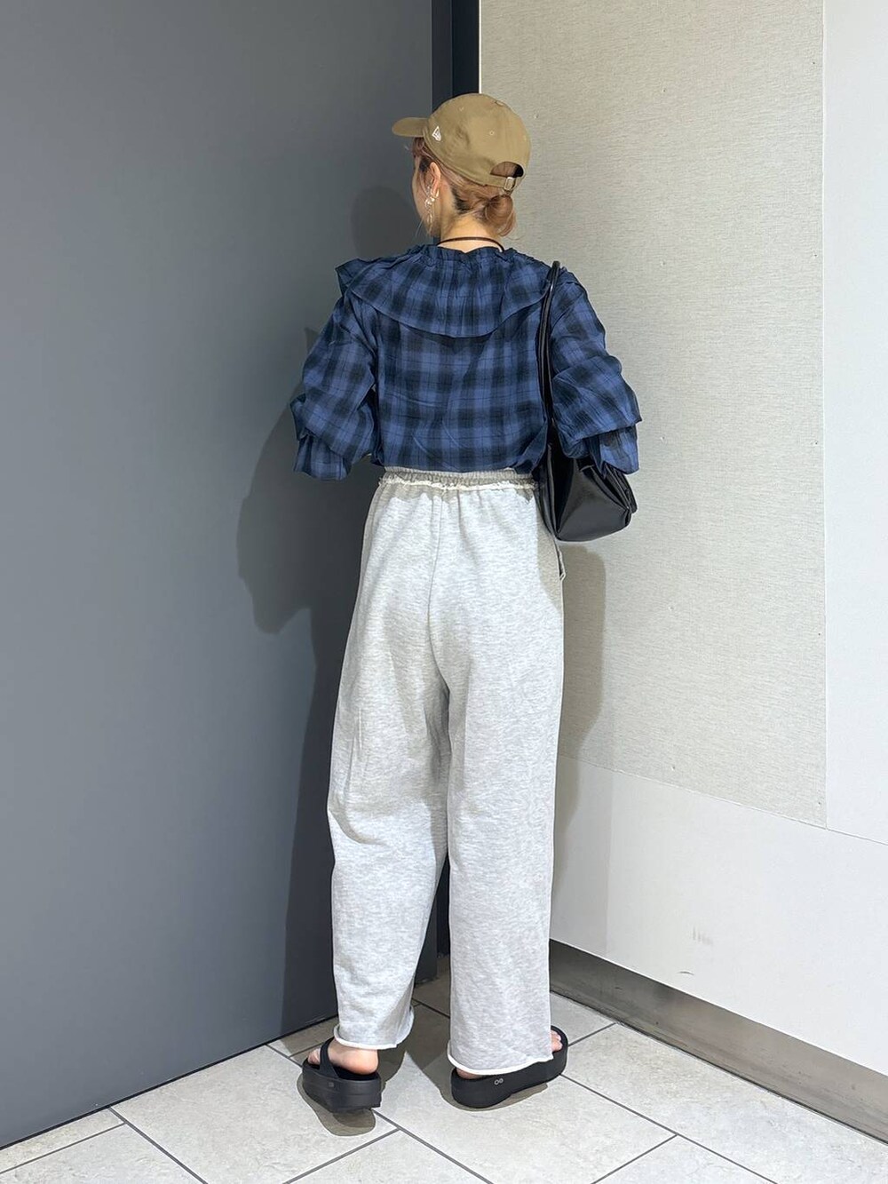 「女子ウケ、個性派、差し色コーデ、ママコーデ、ローリーズスタイル_LOWRYS FARM、カジュアル、公認インフルエンサー_LOWRYS FARM、大人女子カジュアル_LOWRYS FARM、メガネ、LOWRYS FARM、着痩せ・細見え、秋コーデ、夏コーデ、ブラウス、パンツ」｜「LOWRYS FARMのフリルクロスギャザーブラウス６Ｓ 112820（シャツ/ブラウス、ブルー系）」を使った、milkさん（レディース・160cm）の夏コーディネートの5枚目の写真