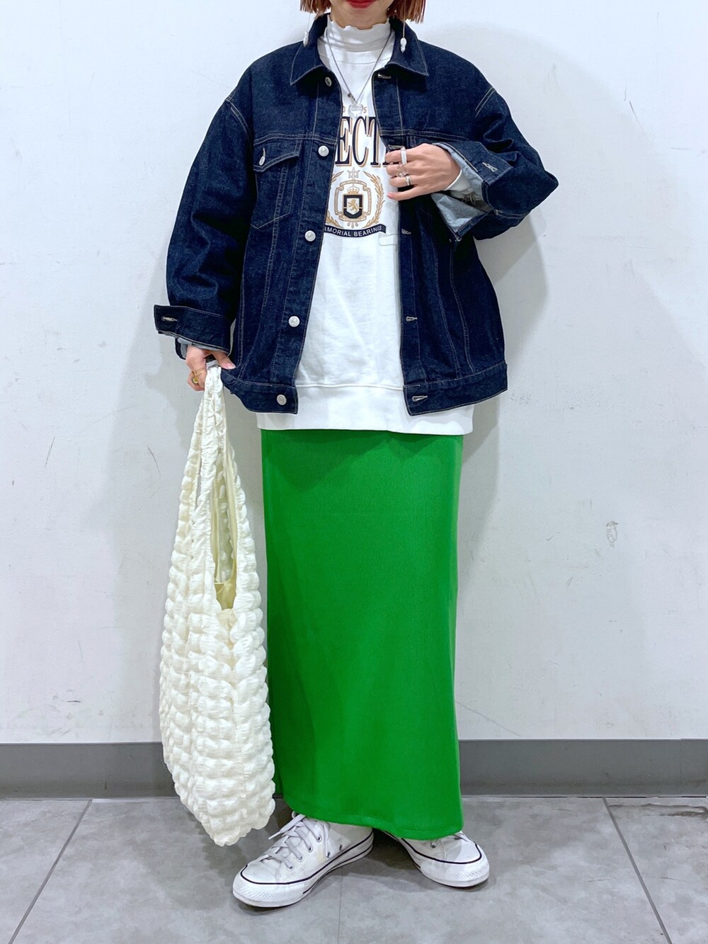 ブルー系のノーカラーコート、ホワイト系のスウェット、ホワイト系のニット/セーターを着用したレディースの冬コーディネートの8枚目の写真