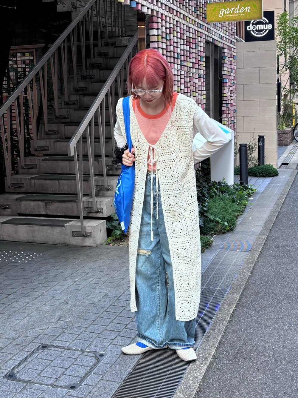 ホワイト系のカーディガン/ボレロ、ブルー系のデニムパンツ、ブラック系のシュシュを着用したレディースの夏コーディネートの4枚目の写真