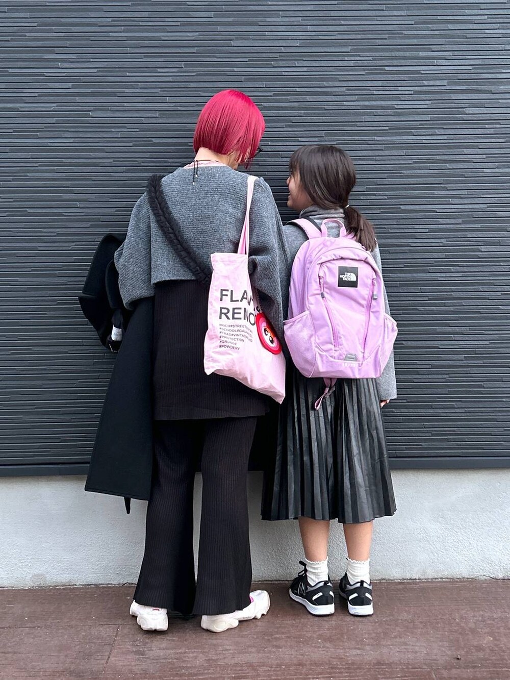 ピンク系のTシャツ/カットソー、グレー系のニット/セーター、ブラック系のスカートを着用したレディースの冬コーディネートの7枚目の写真