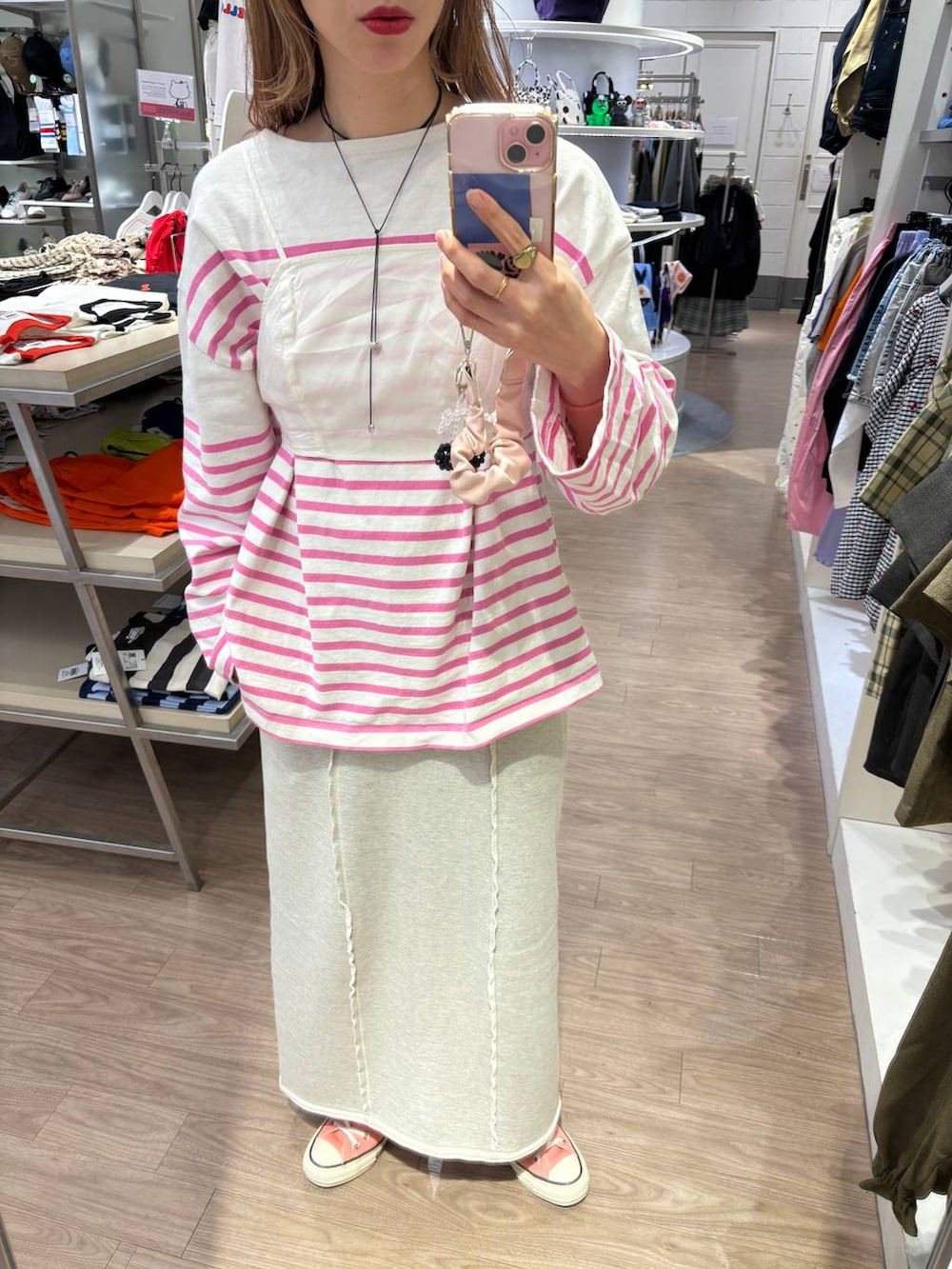 「差し色コーデ、大人女子カジュアル_LOWRYS FARM、カジュアル、メガネ、LOWRYS FARM、着痩せ・細見え、女子ウケ、個性派、ママコーデ、春コーデ、ローリーズスタイル_LOWRYS FARM、公認インフルエンサー_LOWRYS FARM、スカート、ボーダー」｜「LOWRYS FARMのリメイクスウェットタイトスカート 288689（スカート、グレー系）」を使った、milkさん（レディース・160cm）の春コーディネートの4枚目の写真