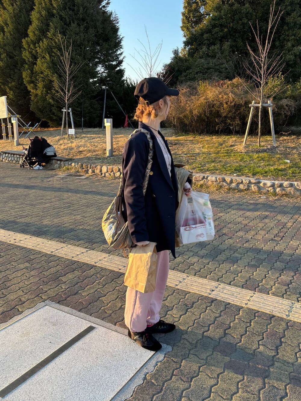「女子ウケ、個性派、差し色コーデ、ママコーデ、春コーデ、ローリーズスタイル_LOWRYS FARM、公認インフルエンサー_LOWRYS FARM、大人女子カジュアル_LOWRYS FARM、カジュアル、メガネ、LOWRYS FARM、着痩せ・細見え、トレンチコート、スニーカー」｜「LOWRYS FARMのレースアップバレエスニーカー　248642（スニーカー、ブラック系）」を使った、milkさん（レディース・160cm）の春コーディネートの6枚目の写真
