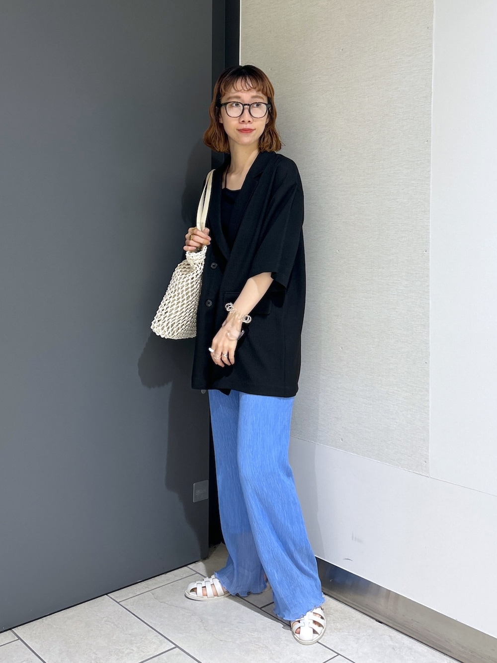 「LOWRYSFARM、lowrysfarm、ローリーズファーム(LOWRYS FARM)、ママコーデ、ママファッション、ママ、シアーパンツ、ジャケット、メガネ女子、めがね、サンダル、グルカサンダル」｜「LOWRYS FARMのバスケットルーズジャケット　174803（テーラードジャケット、ブラック系）」を使った、milkさん（レディース・160cm）の春コーディネートの2枚目の写真