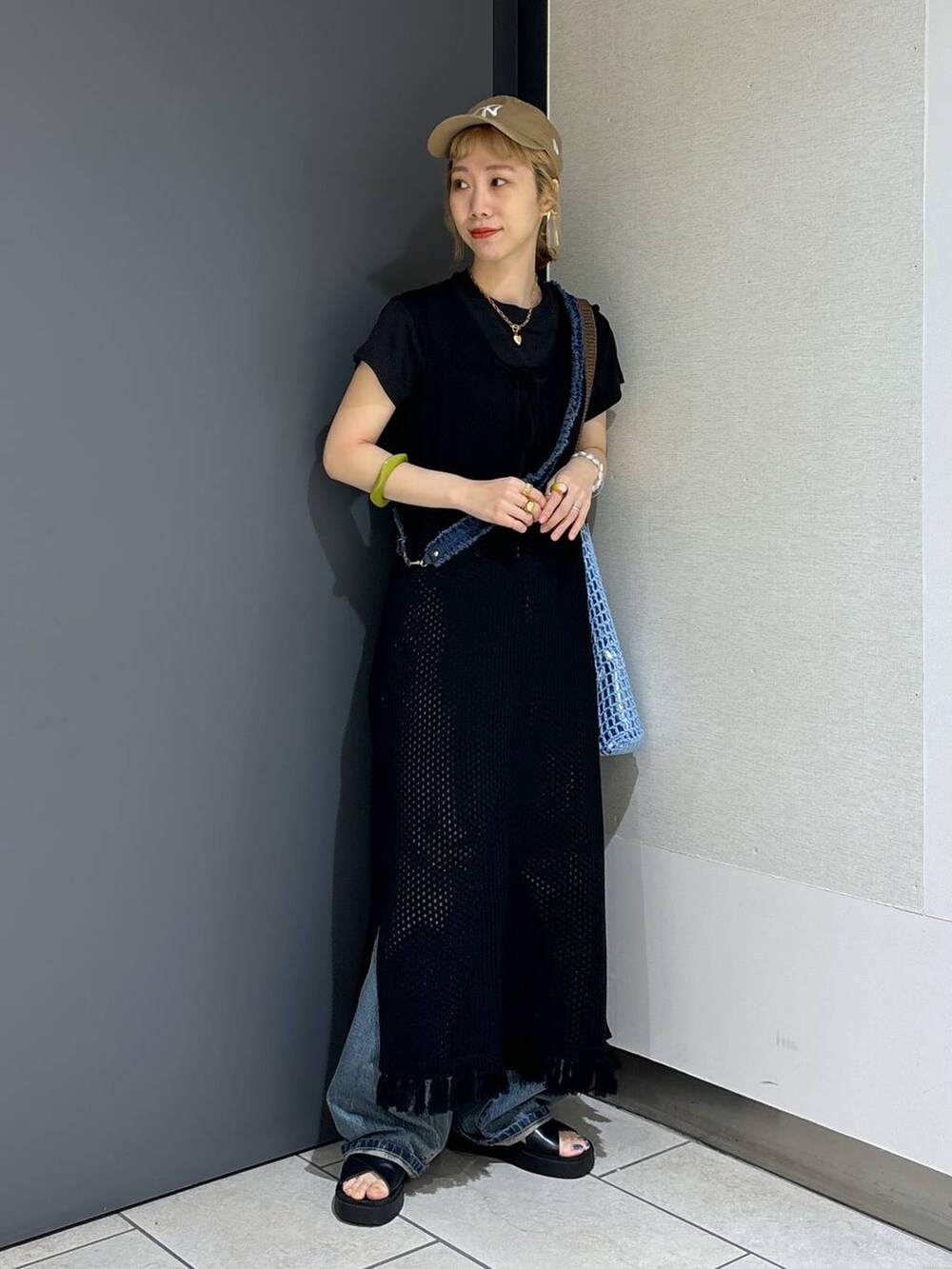 「着痩せ・細見え、女子ウケ、個性派、差し色コーデ、ママコーデ、春コーデ、ローリーズスタイル_LOWRYS FARM、公認インフルエンサー_LOWRYS FARM、大人女子カジュアル_LOWRYS FARM、カジュアル、メガネ、LOWRYS FARM、サンダル、ワンピース、デニムパンツ」|「LOWRYS FARMのキンチャクツキメッシュトート 102170(ショルダーバッグ、ブルー系)」を使った、milkさん(レディース・160cm)の夏コーディネートの8枚目の写真