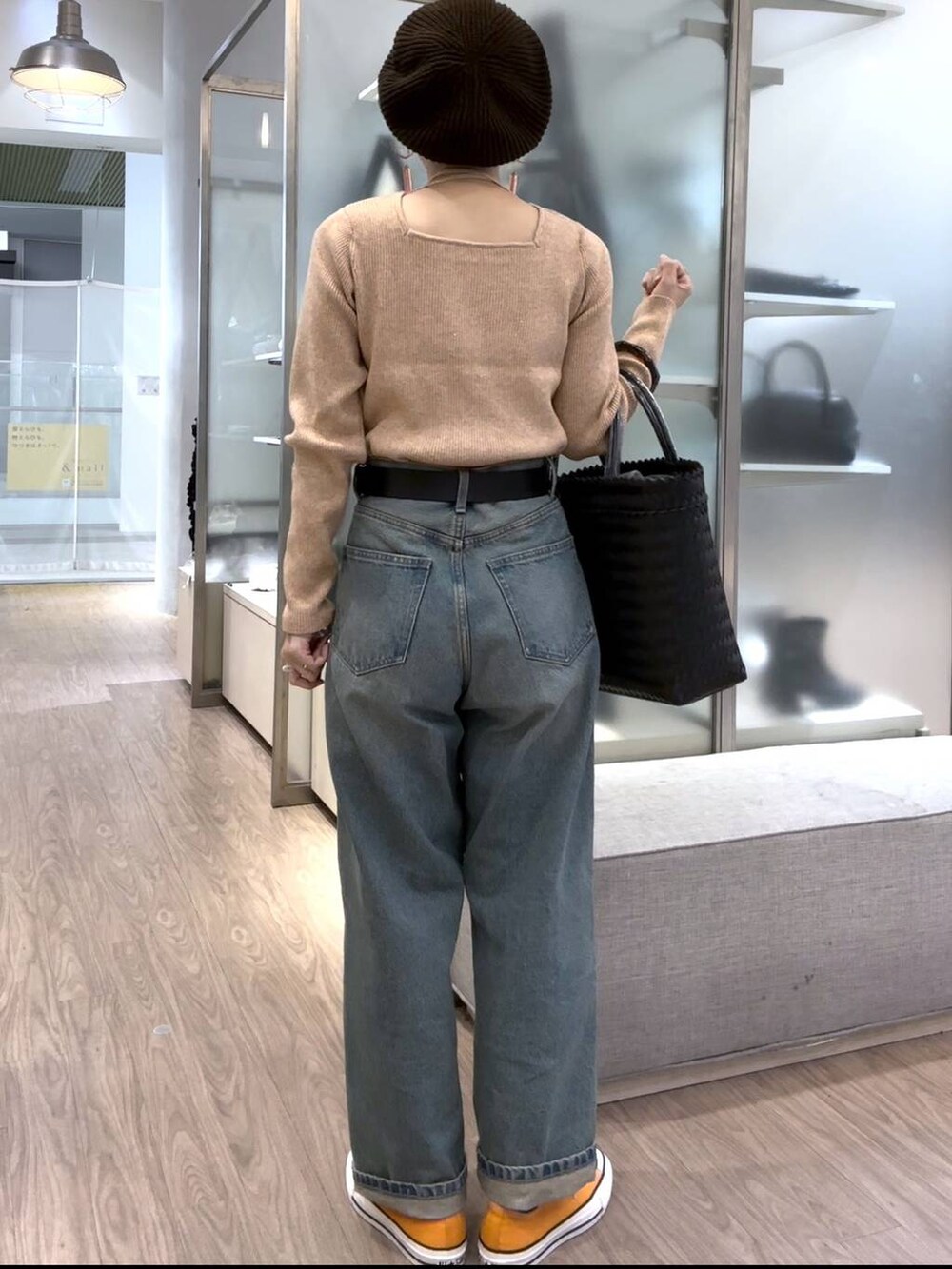 ブルー系のデニムパンツ、ピンク系のニット/セーター、その他のメガネを着用したレディースの秋コーディネートの5枚目の写真