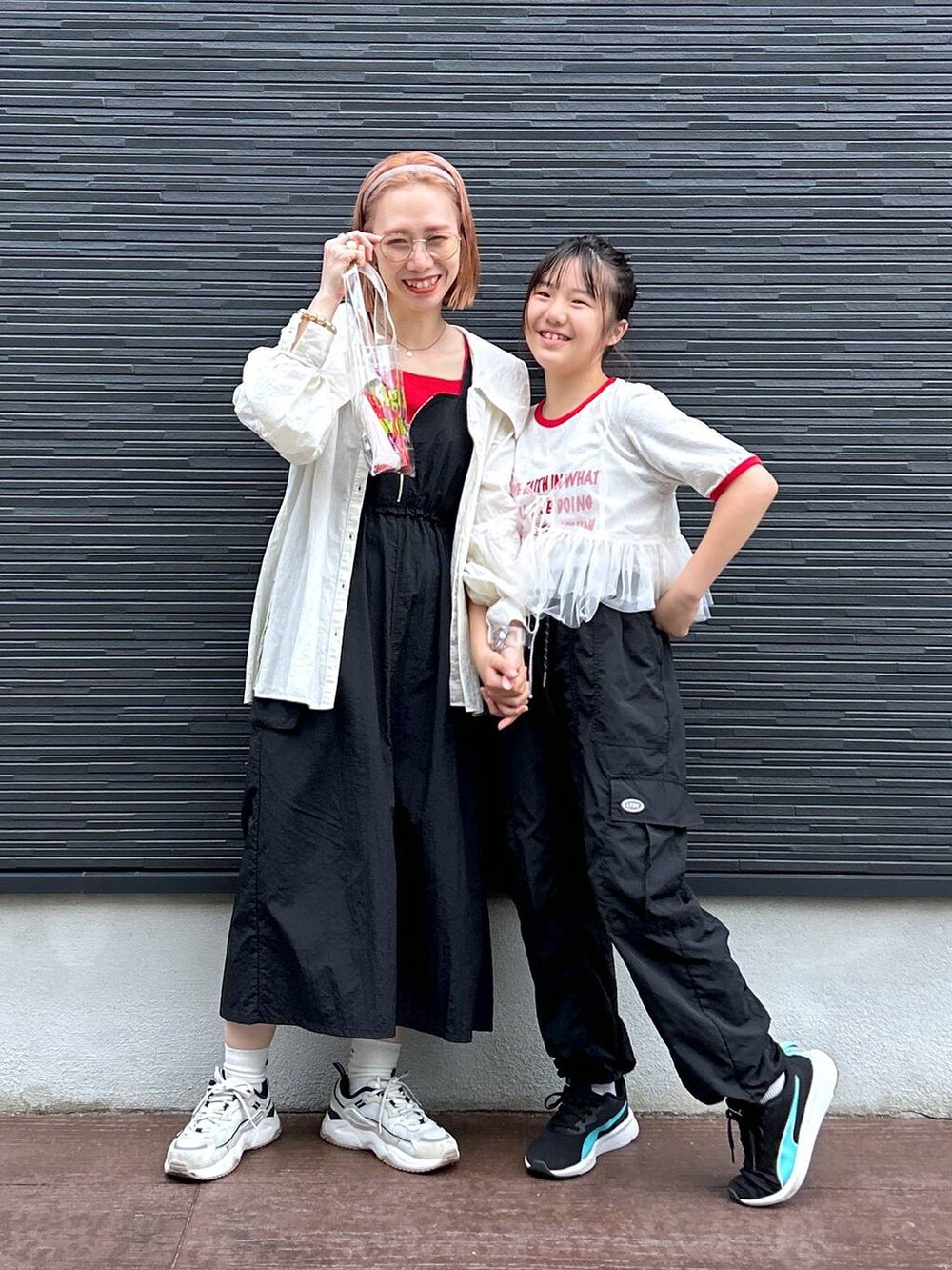 「ママコーデ、メガネ、着痩せ・細見え、女子ウケ、個性派、差し色コーデ、春コーデ、ローリーズスタイル_LOWRYS FARM、公認インフルエンサー_LOWRYS FARM、大人女子カジュアル_LOWRYS FARM、カジュアル、LOWRYS FARM、Tシャツ、キャミソール」|「LOWRYS FARMの2WAYポケジャンスカ 102177(ワンピース、ブラック系)」を使った、milkさん(レディース・160cm)の春コーディネートの5枚目の写真