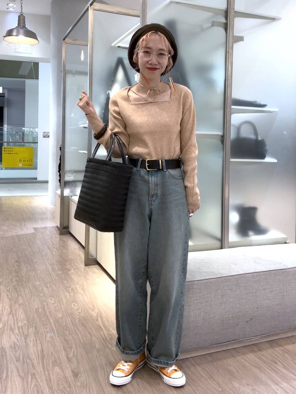 ブルー系のデニムパンツ、ピンク系のニット/セーター、その他のメガネを着用したレディースの秋コーディネートの9枚目の写真