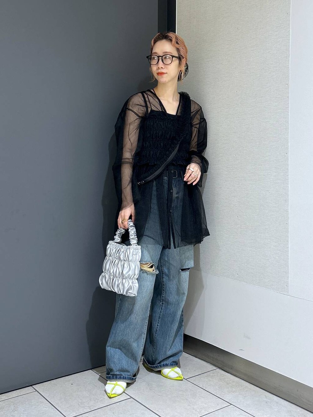 「女子ウケ、個性派、デニムパンツ、ビスチェ、夏コーデ、差し色コーデ、ママコーデ、春コーデ、ローリーズスタイル_LOWRYS FARM、公認インフルエンサー_LOWRYS FARM、大人女子カジュアル_LOWRYS FARM、カジュアル、メガネ、LOWRYS FARM、着痩せ・細見え」｜「LOWRYS FARMの２ＷＡＹチュールチュニック 111155（シャツ/ブラウス、ブラック系）」を使った、milkさん（レディース・160cm）の春コーディネートの2枚目の写真