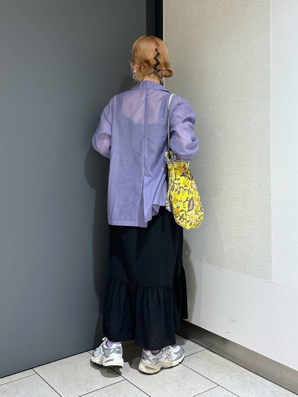 ブラック系のワンピース、ブラック系のキャミソール、イエロー系のトートバッグを着用したレディースの夏コーディネートの4枚目の写真