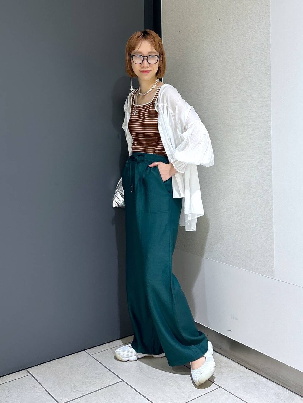 グリーン系のその他パンツ、ベージュ系のタンクトップ、ホワイト系のシャツ/ブラウスを着用したレディースの夏コーディネートの3枚目の写真