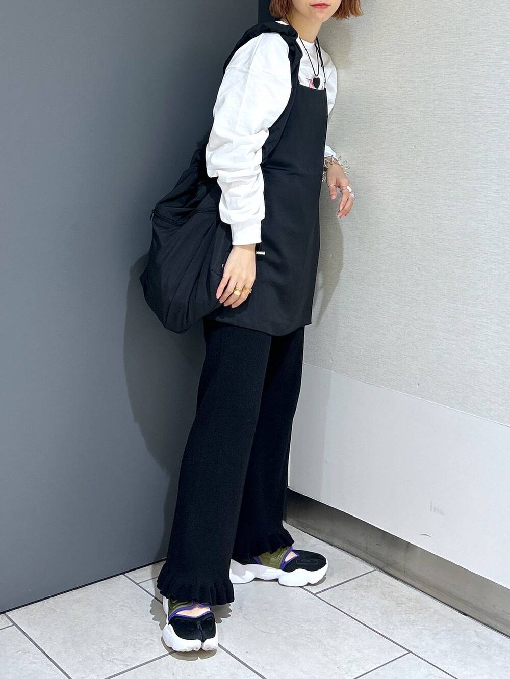 ブラック系のショルダーバッグ、ブラック系のその他パンツ、ブラック系のキャミソールを着用したレディースの夏コーディネートの4枚目の写真