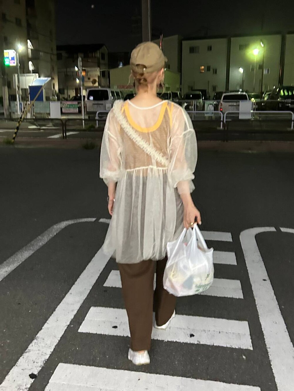 「女子ウケ、個性派、差し色コーデ、ママコーデ、春コーデ、ローリーズスタイル_LOWRYS FARM、公認インフルエンサー_LOWRYS FARM、大人女子カジュアル_LOWRYS FARM、カジュアル、メガネ、LOWRYS FARM、着痩せ・細見え、夏コーデ、キャミソール、カップ付きインナー」｜「LOWRYS FARMの２ＷＡＹチュールチュニック 111155（シャツ/ブラウス、ホワイト系）」を使った、milkさん（レディース・160cm）の夏コーディネートの2枚目の写真
