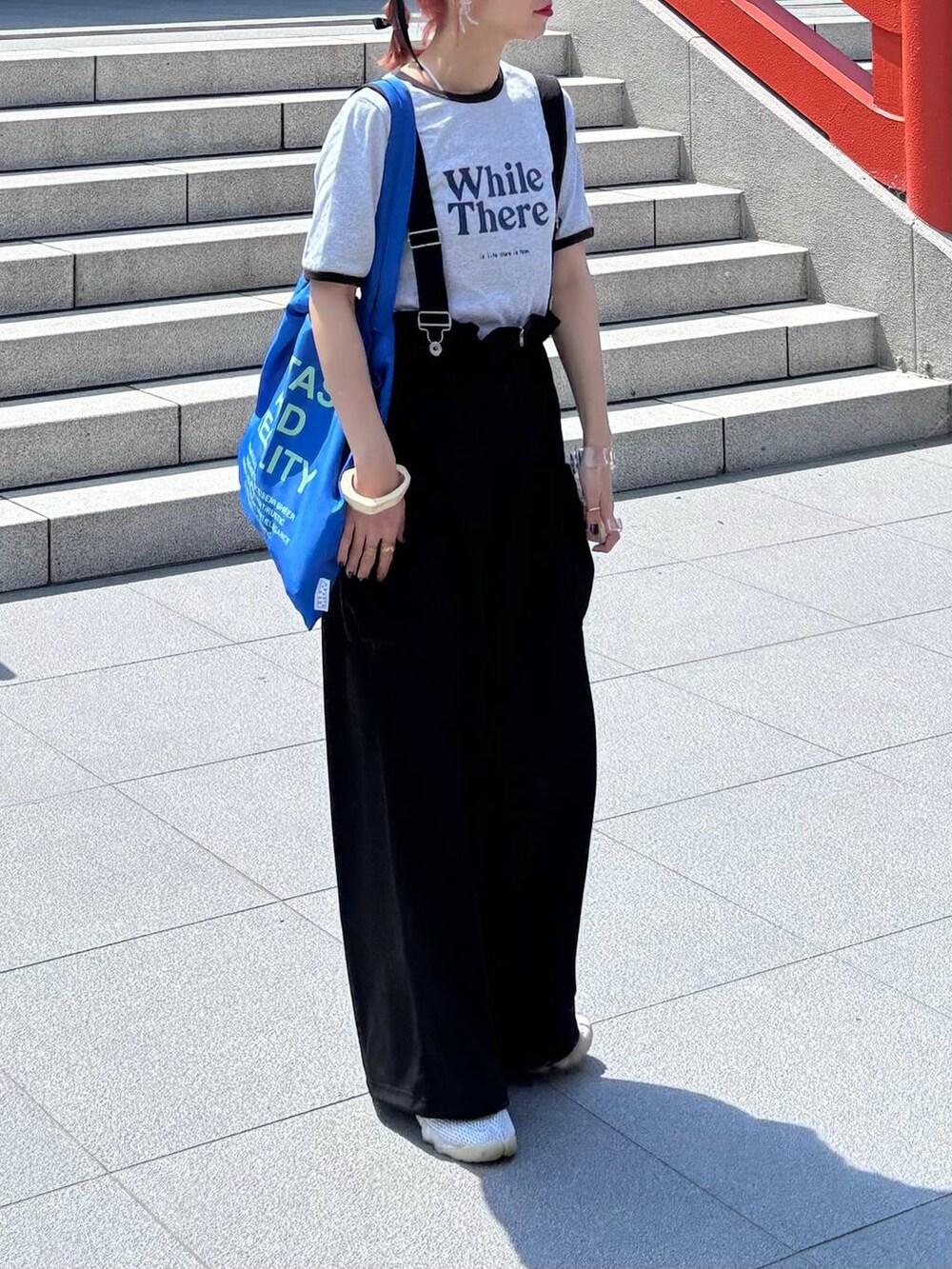 グレー系のTシャツ/カットソー、ブラック系のワンピース、ブラック系のバレッタ/ヘアクリップを着用したレディースの夏コーディネートの9枚目の写真