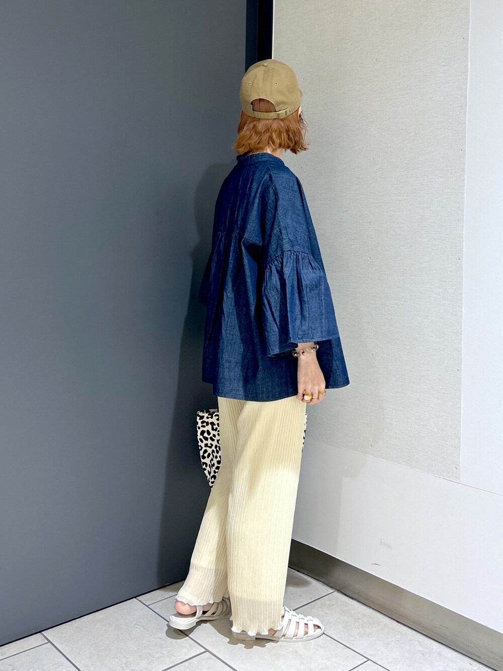 ブルー系のシャツ/ブラウス、ホワイト系のタンクトップ、ホワイト系のその他パンツを着用したレディースの春コーディネートの3枚目の写真