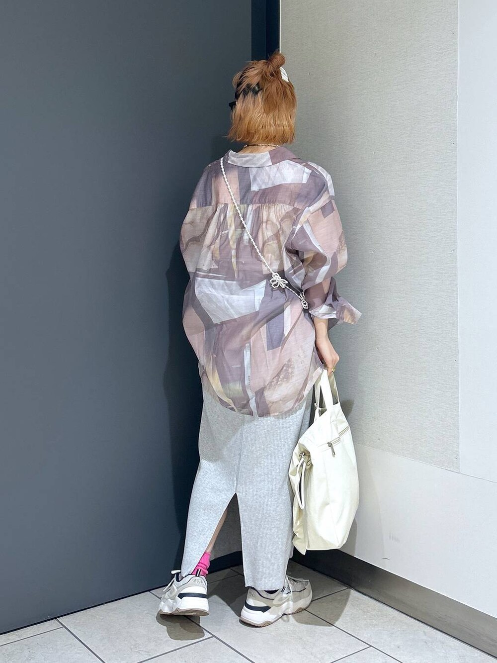 「楽ちんコーデ、女子ウケ、個性派、差し色コーデ、ママコーデ、春コーデ、ローリーズスタイル_LOWRYS FARM、公認インフルエンサー_LOWRYS FARM、大人女子カジュアル_LOWRYS FARM、カジュアル、メガネ、LOWRYS FARM、着痩せ・細見え、シャツ、ドットエスティ春コーデ」｜「LOWRYS FARMのシャーリング2WAYBAG 100159（トートバッグ、ベージュ系）」を使った、milkさん（レディース・160cm）の春コーディネートの5枚目の写真