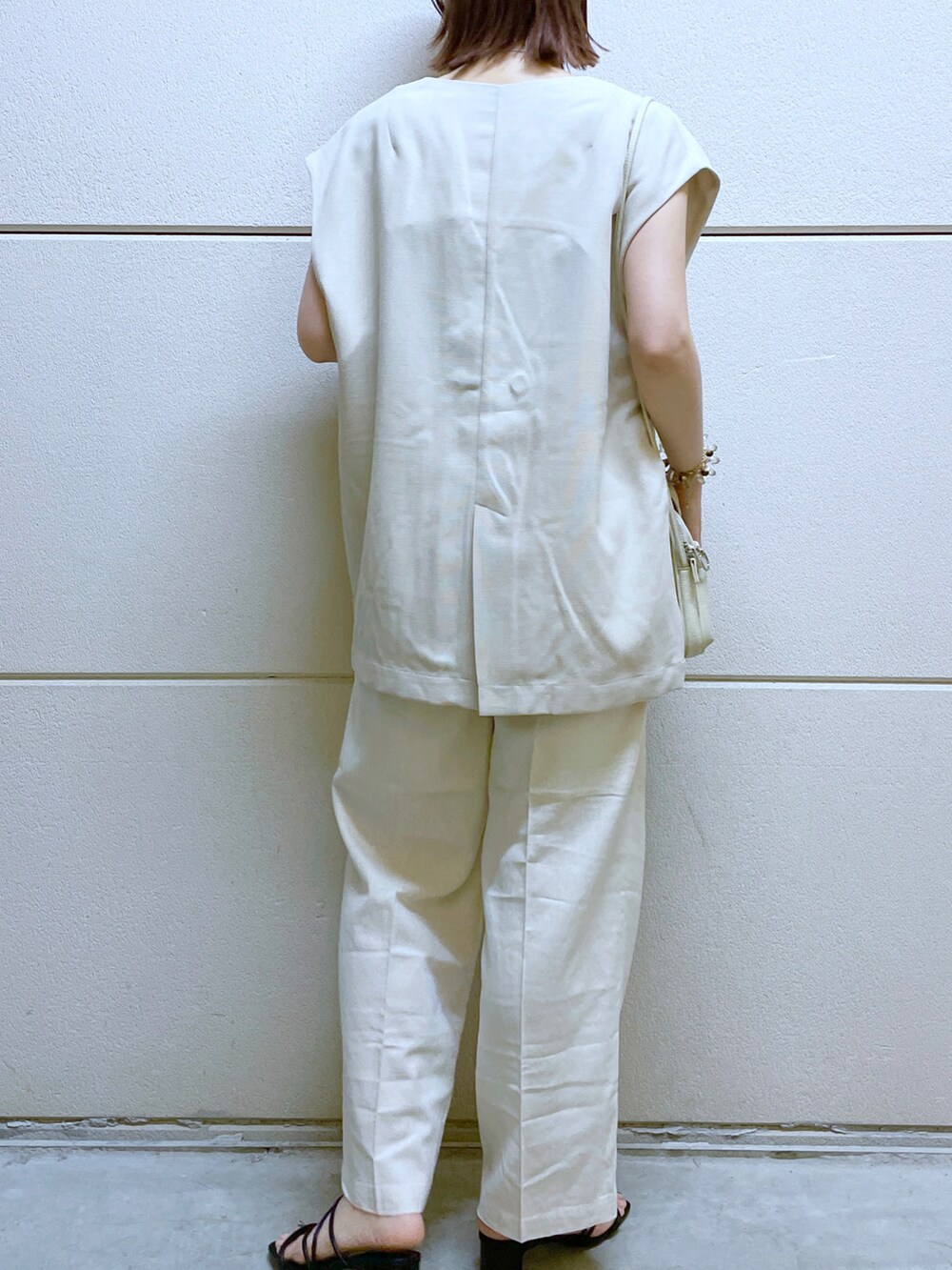 ブラック系のサンダル、グリーン系のタンクトップ、グリーン系のジャケット/アウターを着用したレディースの夏コーディネートの4枚目の写真