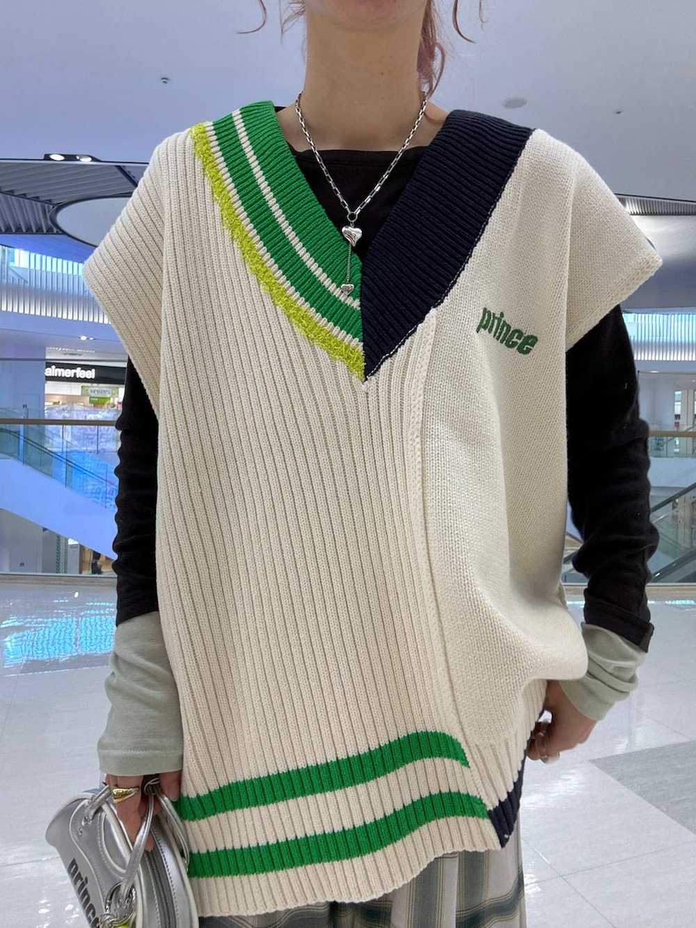 グレー系のTシャツ/カットソー、ホワイト系のサロペット/オーバーオール、ホワイト系のニット/セーターを着用したレディースの冬コーディネートの8枚目の写真