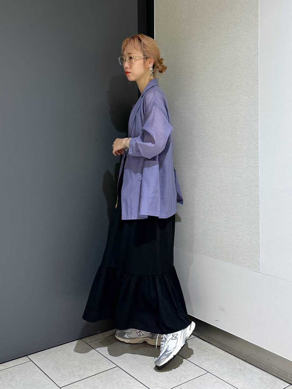 ブラック系のワンピース、ブラック系のキャミソール、イエロー系のトートバッグを着用したレディースの夏コーディネートの5枚目の写真