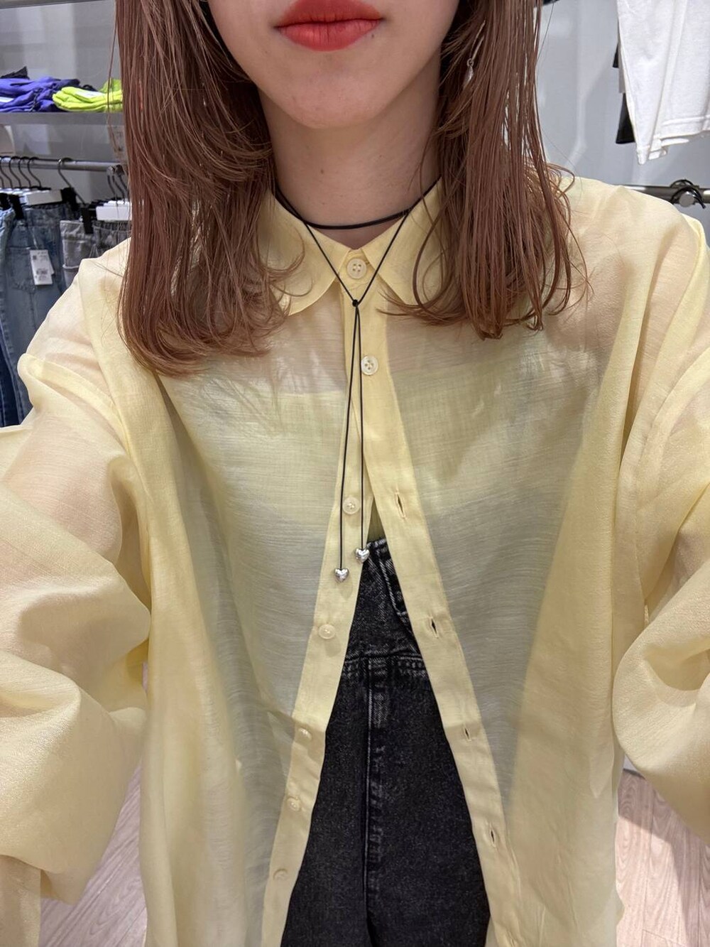 「女子ウケ、個性派、差し色コーデ、ママコーデ、春コーデ、ローリーズスタイル_LOWRYS FARM、公認インフルエンサー_LOWRYS FARM、大人女子カジュアル_LOWRYS FARM、カジュアル、メガネ、LOWRYS FARM、着痩せ・細見え、サロペット、スニーカー、シャツ」｜「LOWRYS FARMのシアーシャツＬＳ＊　 231459（シャツ/ブラウス、イエロー系）」を使った、milkさん（レディース・160cm）の春コーディネートの3枚目の写真
