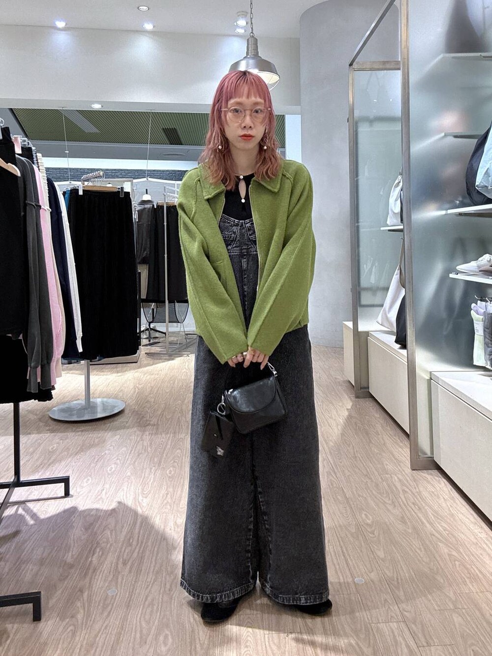 「女子ウケ、個性派、ママコーデ、冬コーデ、ローリーズスタイル_LOWRYS FARM、公認インフルエンサー_LOWRYS FARM、大人女子カジュアル_LOWRYS FARM、カジュアル、メガネ、LOWRYS FARM、着痩せ・細見え、秋冬新作、アウター、ニット、カーディガン」｜「LOWRYS FARMのＣＯＮＥデニムサロペット 247262（サロペット/オーバーオール、ブラック系）」を使った、milkさん（レディース・160cm）の冬コーディネートの7枚目の写真