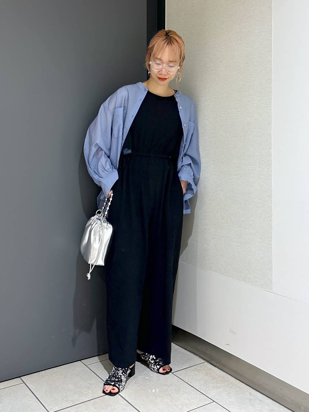 ブルー系のTシャツ/カットソー、ブラック系のサロペット/オーバーオール、シルバー系のショルダーバッグを着用したレディースの夏コーディネートの6枚目の写真