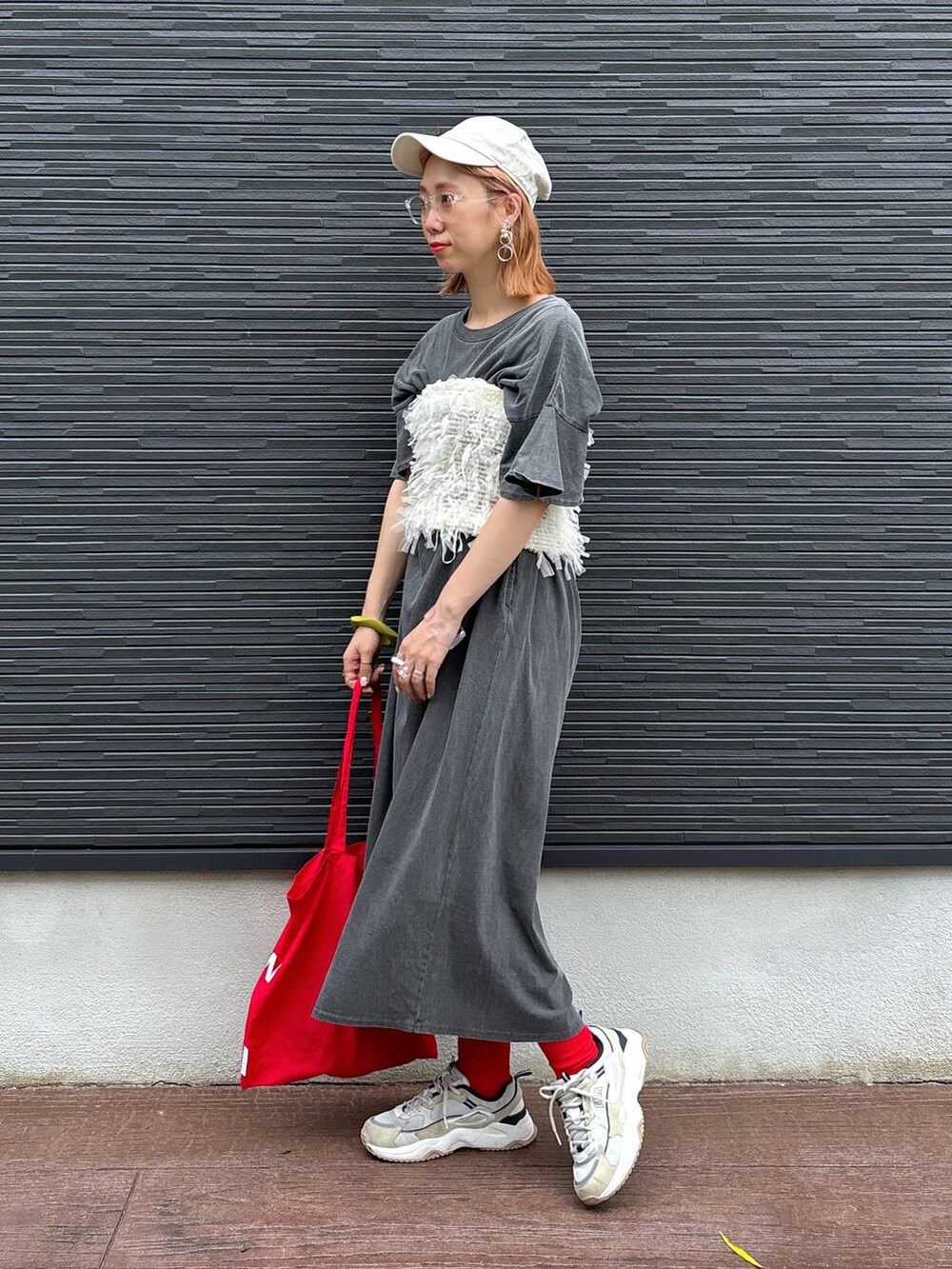 グレー系のワンピース、その他のメガネ、ベージュ系のキャップを着用したレディースの夏コーディネートの4枚目の写真