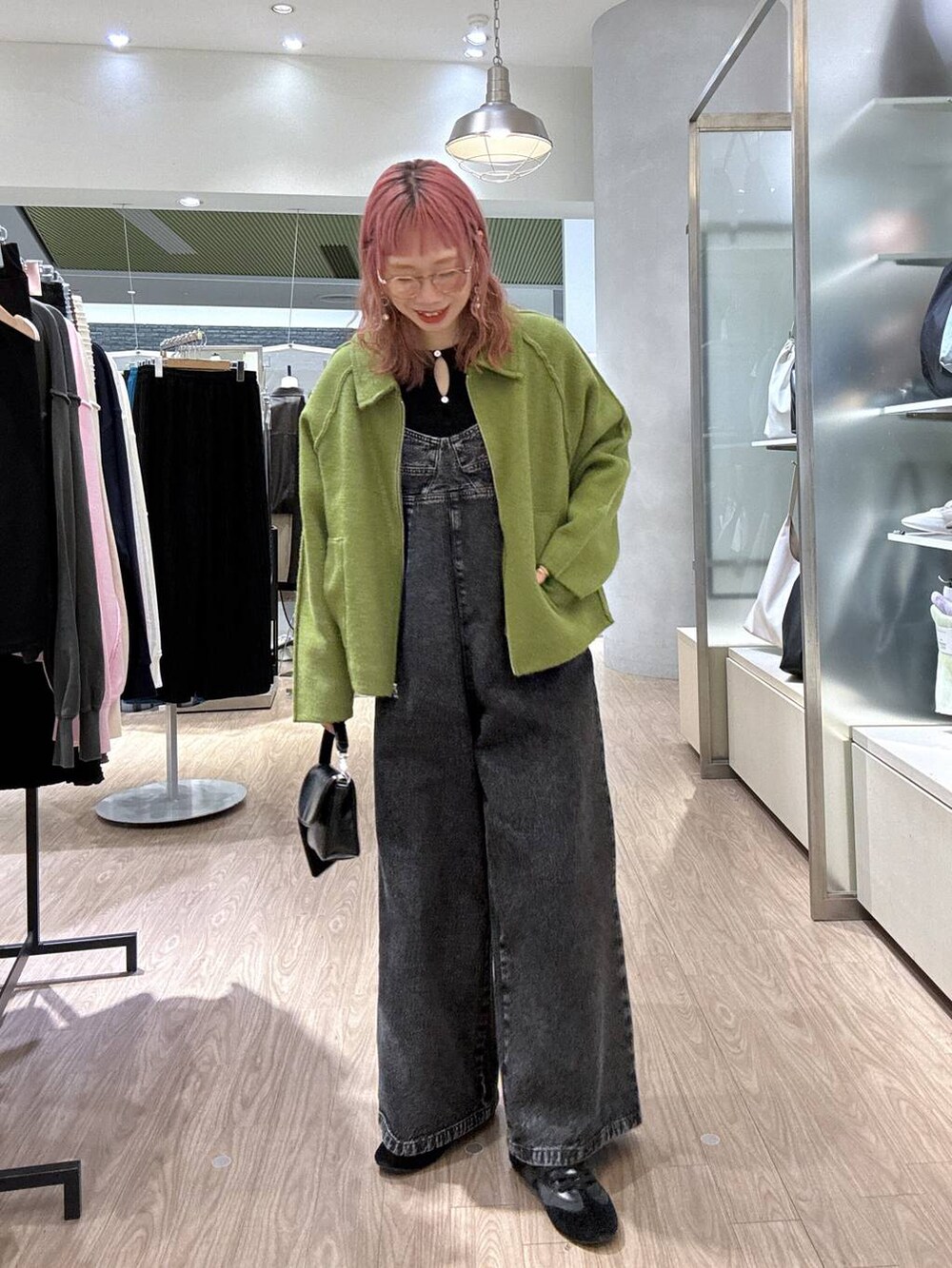 「女子ウケ、個性派、ママコーデ、冬コーデ、ローリーズスタイル_LOWRYS FARM、公認インフルエンサー_LOWRYS FARM、大人女子カジュアル_LOWRYS FARM、カジュアル、メガネ、LOWRYS FARM、着痩せ・細見え、秋冬新作、アウター、ニット、カーディガン」｜「LOWRYS FARMのＣＯＮＥデニムサロペット 247262（サロペット/オーバーオール、ブラック系）」を使った、milkさん（レディース・160cm）の冬コーディネートの8枚目の写真