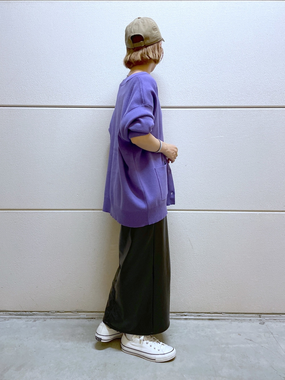 パープル系のカーディガン/ボレロ、ブラック系のスカート、その他のメガネを着用したレディースの秋コーディネートの4枚目の写真