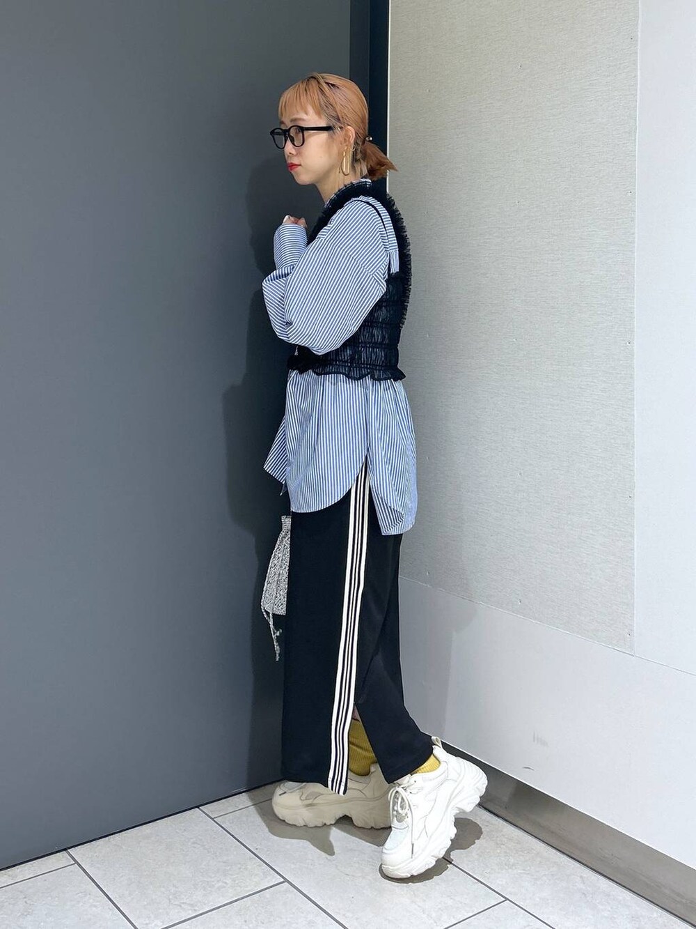 「女子ウケ、個性派、差し色コーデ、ママコーデ、春コーデ、ローリーズスタイル_LOWRYS FARM、公認インフルエンサー_LOWRYS FARM、大人女子カジュアル_LOWRYS FARM、カジュアル、メガネ、LOWRYS FARM、着痩せ・細見え、シャツ、スカート、ドットエスティフェス」｜「LOWRYS FARMの曇り止め付メガネ　952570（メガネ、その他）」を使った、milkさん（レディース・160cm）の春コーディネートの2枚目の写真