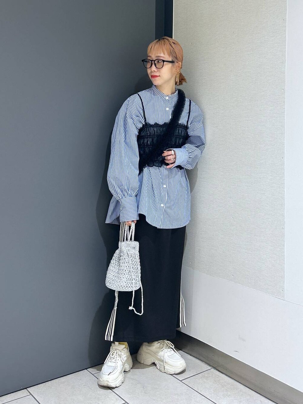 「女子ウケ、個性派、差し色コーデ、ママコーデ、春コーデ、ローリーズスタイル_LOWRYS FARM、公認インフルエンサー_LOWRYS FARM、大人女子カジュアル_LOWRYS FARM、カジュアル、メガネ、LOWRYS FARM、着痩せ・細見え、シャツ、スカート、ドットエスティフェス」｜「LOWRYS FARMの曇り止め付メガネ　952570（メガネ、その他）」を使った、milkさん（レディース・160cm）の春コーディネートの5枚目の写真