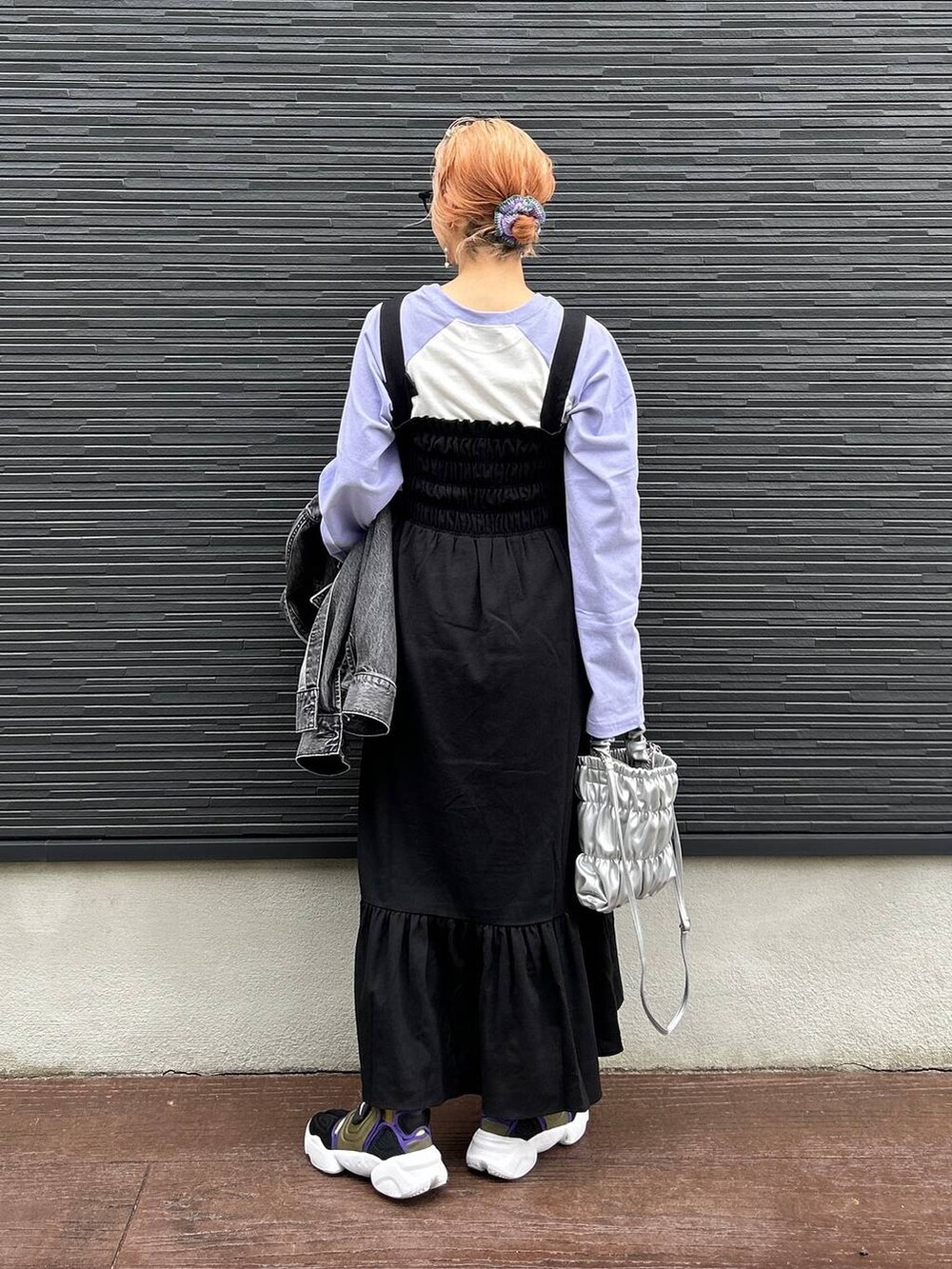 ブラック系のテーラードジャケット、グレー系のショルダーバッグ、ブラック系のワンピースを着用したレディースの春コーディネートの4枚目の写真