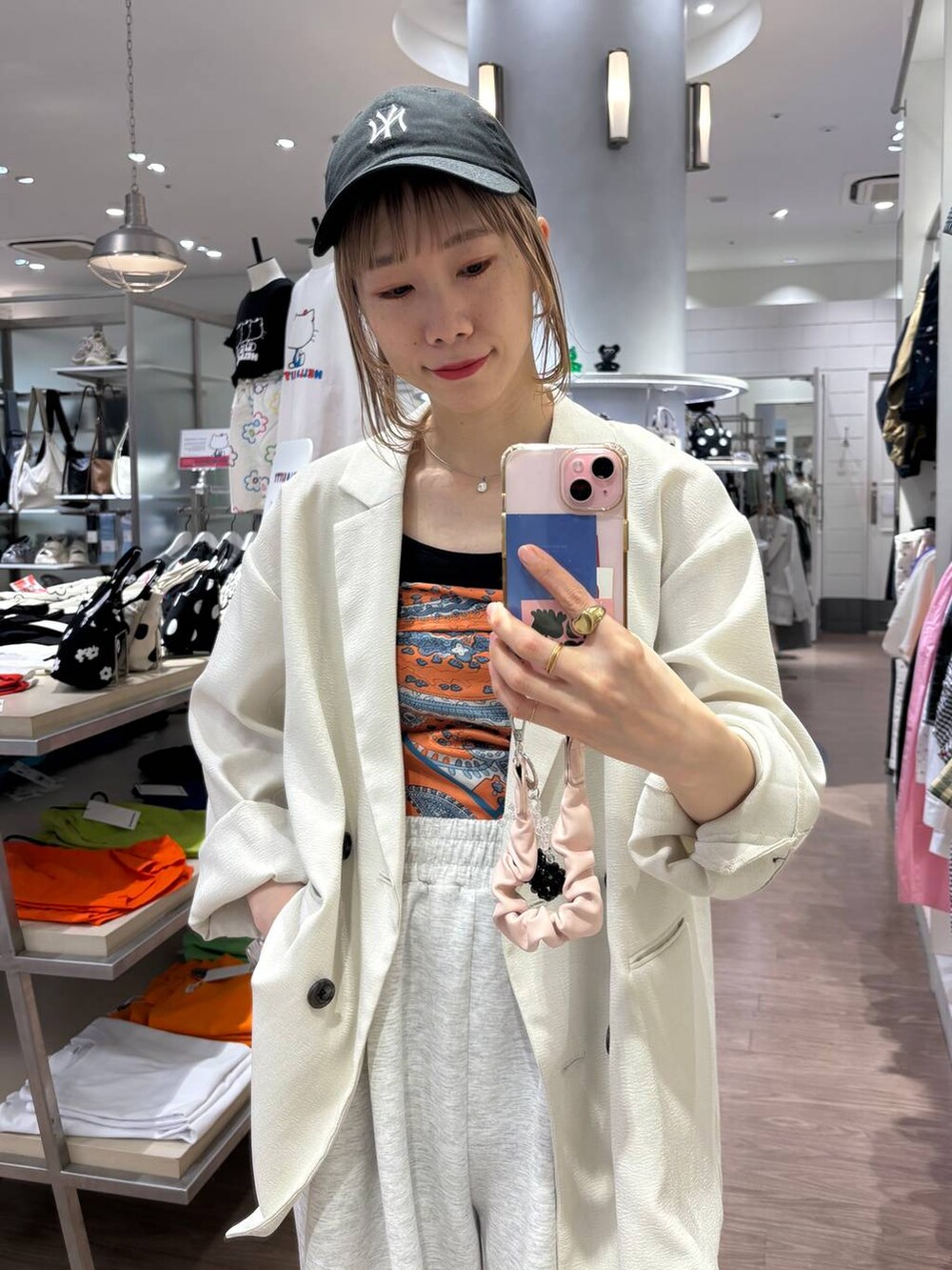 「ローリーズスタイル_LOWRYS FARM、個性派、ママコーデ、女子ウケ、差し色コーデ、春コーデ、公認インフルエンサー_LOWRYS FARM、大人女子カジュアル_LOWRYS FARM、カジュアル、メガネ、LOWRYS FARM、着痩せ・細見え、ジャケット、スウェットパンツ、キャップ」｜「LOWRYS FARMのスタイルＵＰクロスカップキャミ　100757（Tシャツ/カットソー、ブラック系）」を使った、milkさん（レディース・160cm）の春コーディネートの7枚目の写真