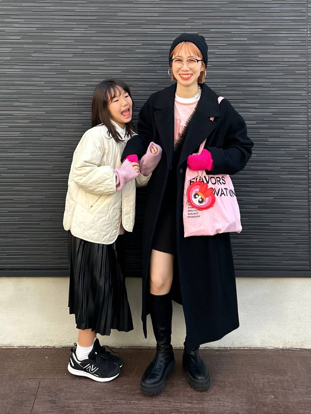 「女子ウケ、個性派、差し色コーデ、ママコーデ、冬コーデ、ローリーズスタイル_LOWRYS FARM、公認インフルエンサー_LOWRYS FARM、大人女子カジュアル_LOWRYS FARM、カジュアル、LOWRYS FARM、着痩せ・細見え、ニット帽」|「LOWRYS FARMのストレッチロングブーツ 163867(ブーツ、ブラック系)」を使った、milkさん(レディース・160cm)の冬コーディネートの4枚目の写真