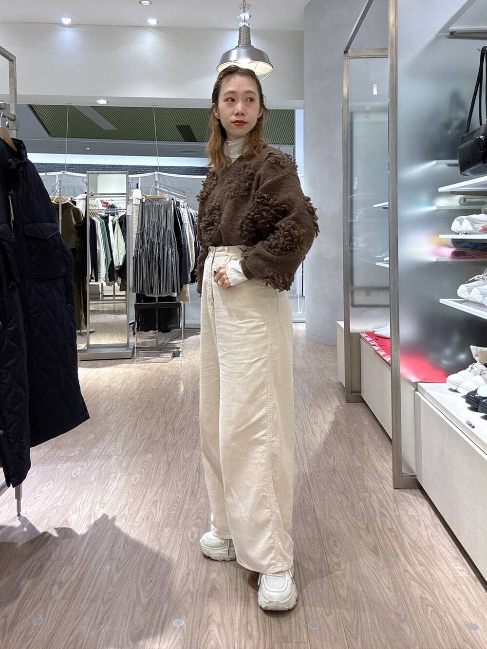 「女子ウケ、個性派、差し色コーデ、ママコーデ、秋コーデ、ローリーズスタイル_LOWRYS FARM、カジュアル、秋冬新作、公認インフルエンサー_LOWRYS FARM、大人女子カジュアル_LOWRYS FARM、メガネ、LOWRYS FARM、着痩せ・細見え、冬コーデ」｜「LOWRYS FARMのリブメロータートル　250173（Tシャツ/カットソー、ホワイト系）」を使った、milkさん（レディース・160cm）の冬コーディネートの5枚目の写真