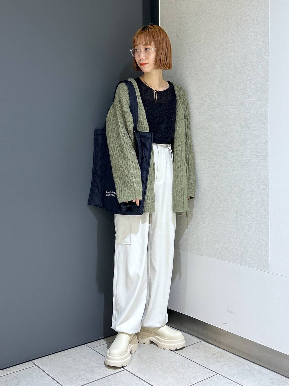 「ママコーデ、女子ウケ、個性派、差し色コーデ、秋コーデ、ローリーズスタイル_LOWRYS FARM、公認インフルエンサー_LOWRYS FARM、大人女子カジュアル_LOWRYS FARM、カジュアル、メガネ、LOWRYS FARM、着痩せ・細見え、冬コーデ、アウター、コンフィ」｜「LOWRYS FARMのウーリーテックロングコート　197535（トレンチコート、ブラック系）」を使った、milkさん（レディース・160cm）の秋コーディネートの9枚目の写真