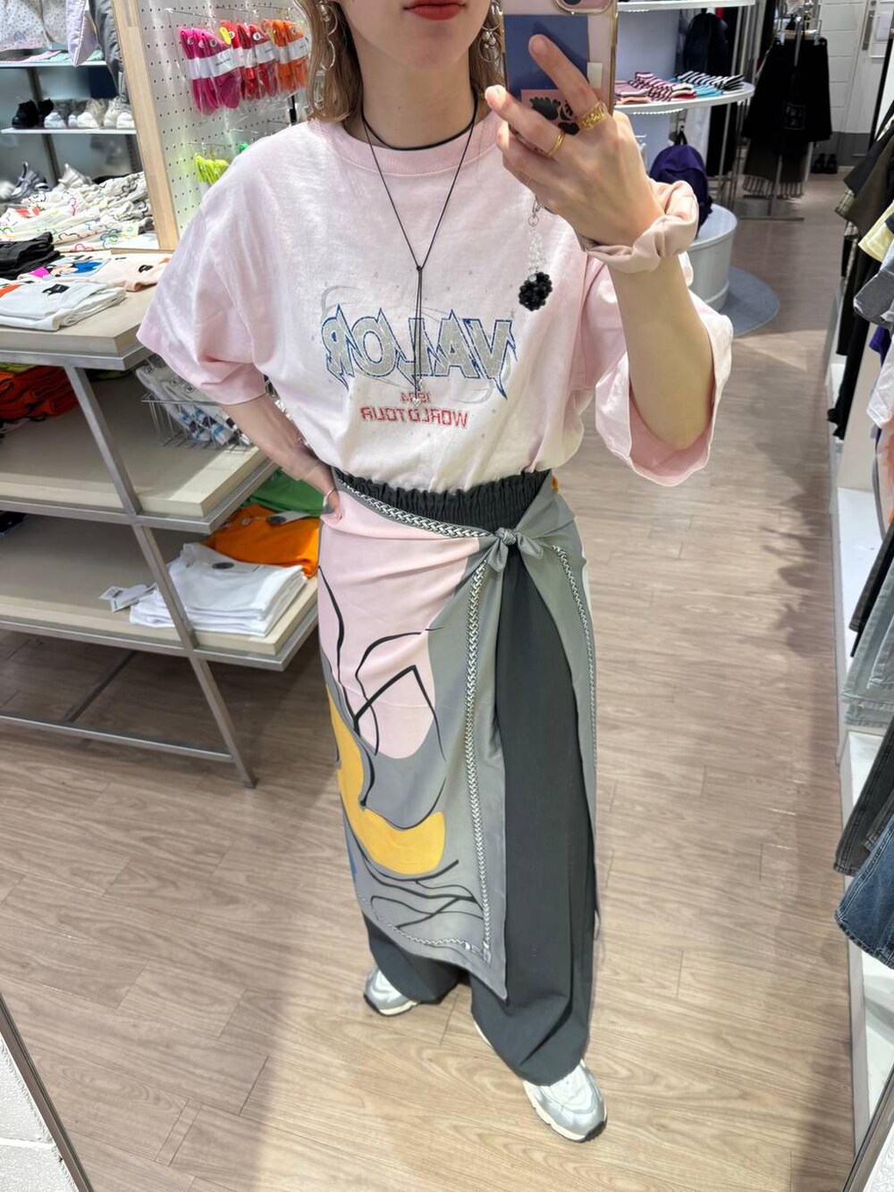 「女子ウケ、個性派、差し色コーデ、ママコーデ、春コーデ、ローリーズスタイル_LOWRYS FARM、公認インフルエンサー_LOWRYS FARM、大人女子カジュアル_LOWRYS FARM、カジュアル、メガネ、LOWRYS FARM、着痩せ・細見え」|「niko and...の【New Balance(ニューバランス)】ML725(スニーカー、グレー系)」を使った、milkさん(レディース・160cm)の春コーディネートの4枚目の写真